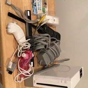 White Nintendo wii gaming system with 2 controller